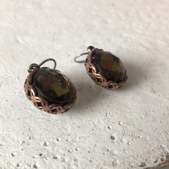 Vintage unique olive green cut crystal earrings - Picture 3 of 3